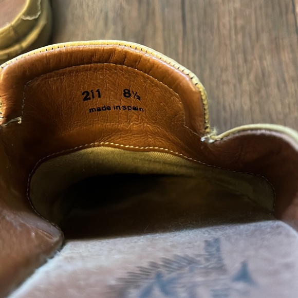 Tommy Bahama made in Spain yellow leather loafer - Picture 4 of 6